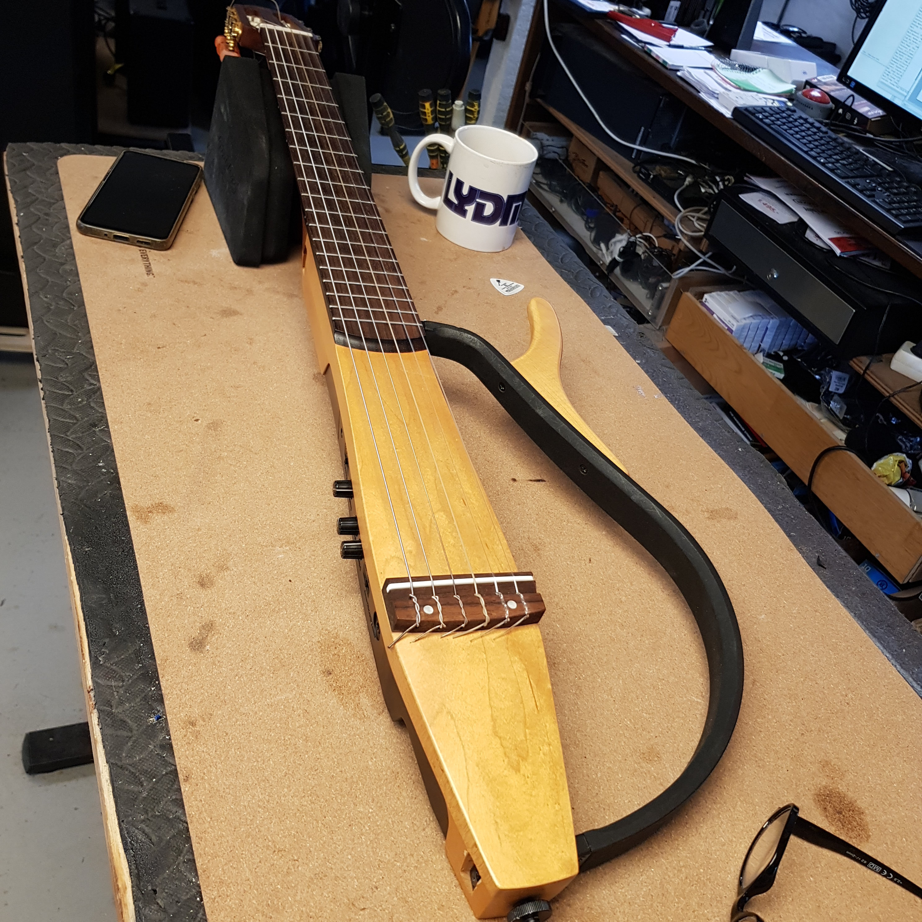 Reparation af en Yamaha Silent Klassisk Guitar